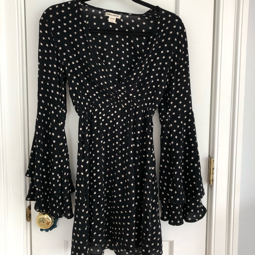 Billabong v neck dress with flare sleeves